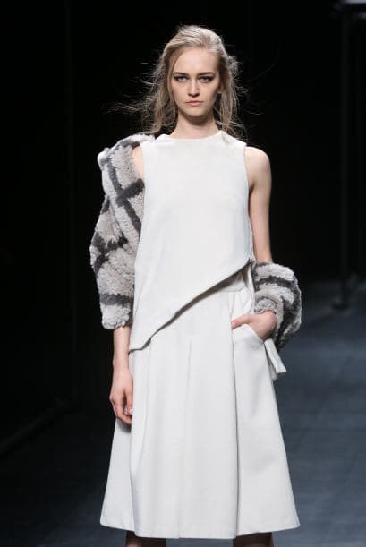 Los modelos salen a caminar, mientras modelan las prendas de A Degree Fehrenheit.