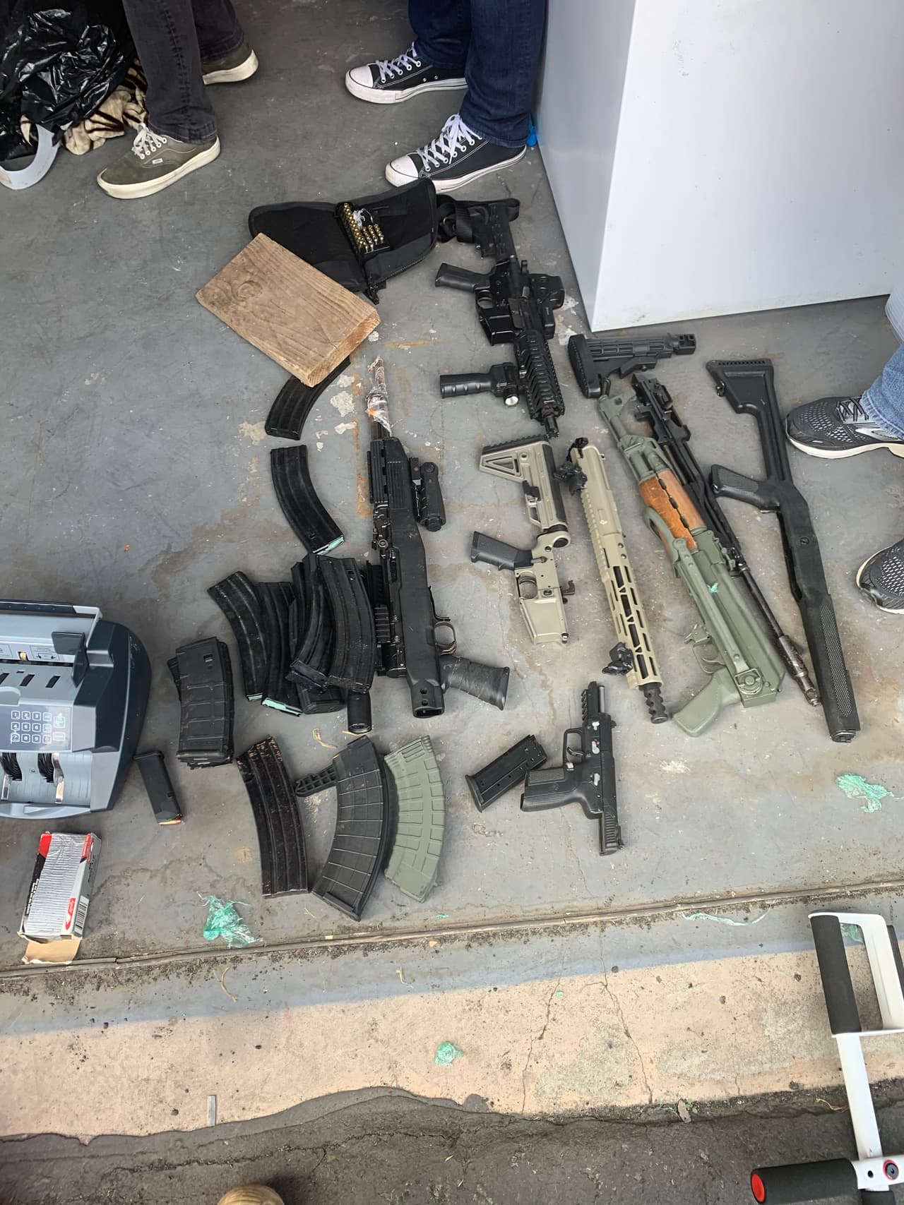 El viernes 21 de febrero de 2020, en un tercer sitio, agentes de la DEA y alguaciles del condado de San Bernardino, California confiscaron 350 libras de metanfetamina cristalina, dos kilogramos de cocaína, seis rifles de asalto, una pistola y 2,800 cartuchos de munición.