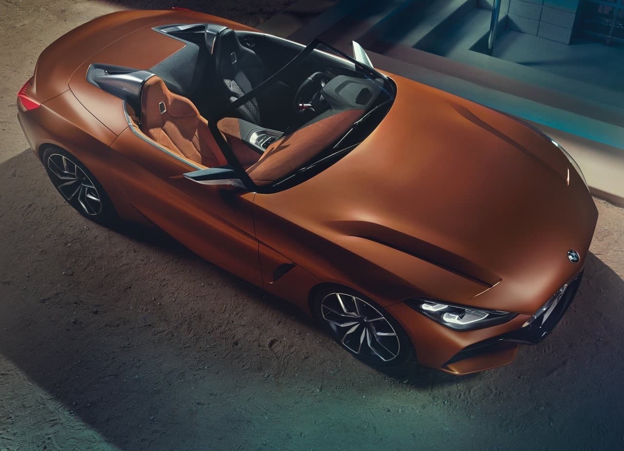 BMW nos dice que con un área para el motor más corta que en el pasado 
<b>el conductor se sienta más cerca del centro del vehículo</b> que en otros 
<i>roadsters</i> de BMW del pasado. Esto le da al vehículo proporciones más enfocadas en lograr una sensación de manejo ágil y deportiva.