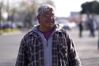 Sergio llega todos los días a un estacionamiento a buscar trabajo como jornalero, asegura que por su edad, ya no lo contratan en empresas.