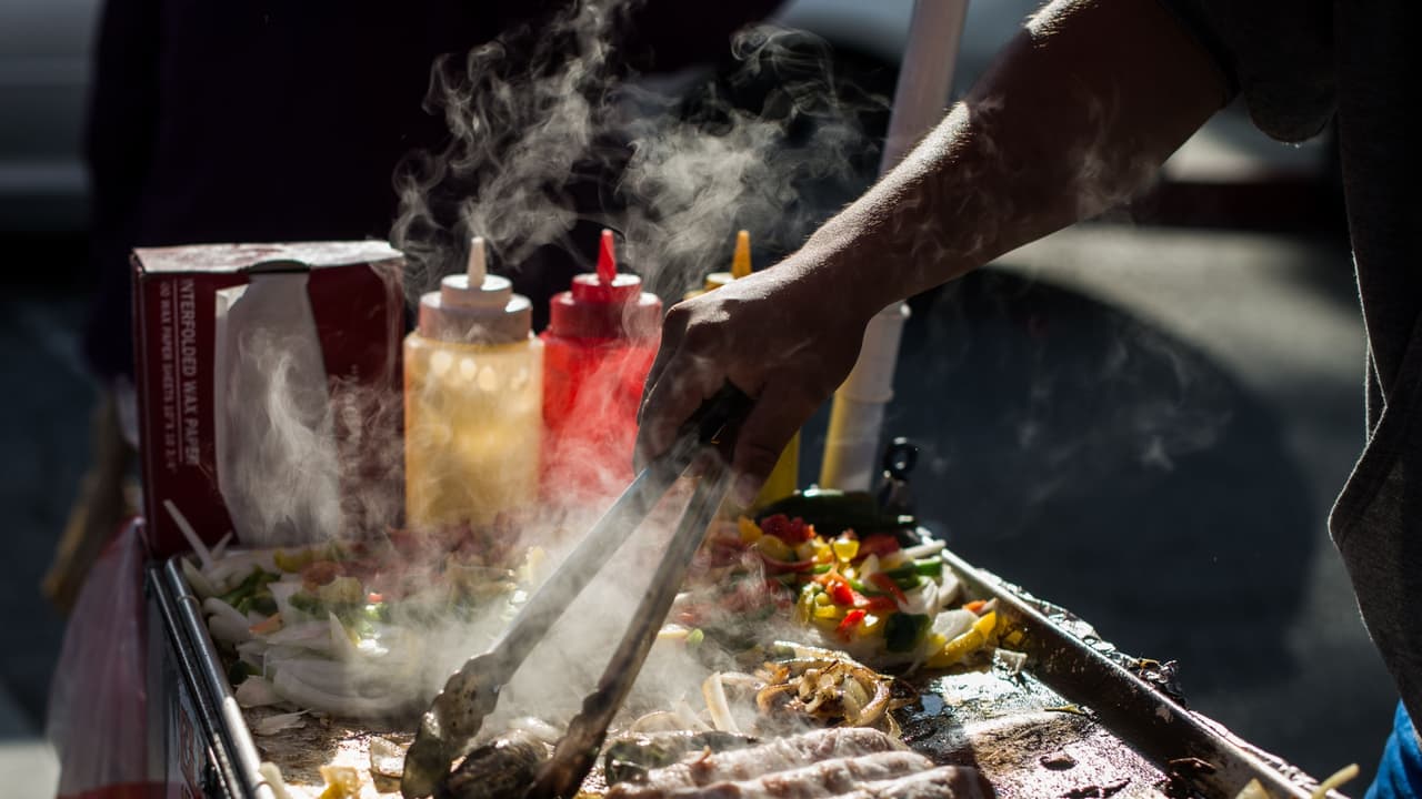 Votación en el Concejo de West Hollywood endurecería medidas para vendedores ambulantes sin licencia