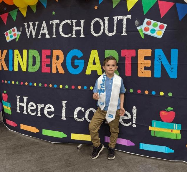 "
<b>Ethan</b> se va al a kinder".