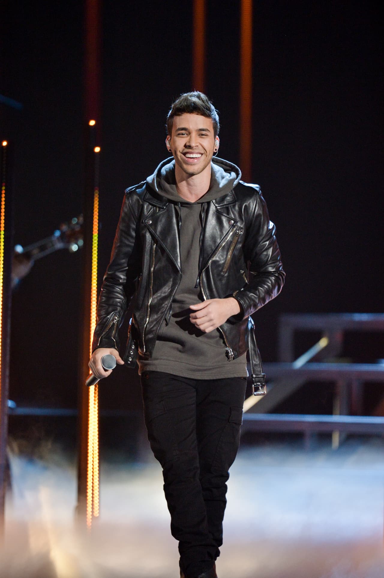 Prince Royce trajo el ritmo de la bachata a Premio Lo Nuestro con su sencillo 'Culpa al Corazón'.