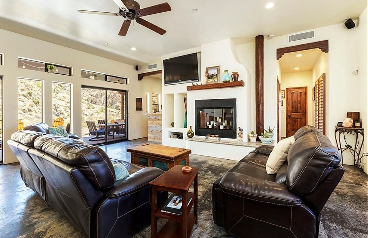 Desde la sala, a través de sus enormes ventanales, se pueden apreciar espectaculares vistas a las montañas del desierto de Mojave.