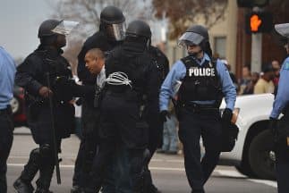 El gobierno de Obama busca reforzar los lazos entre la policía y la comunidad negra.