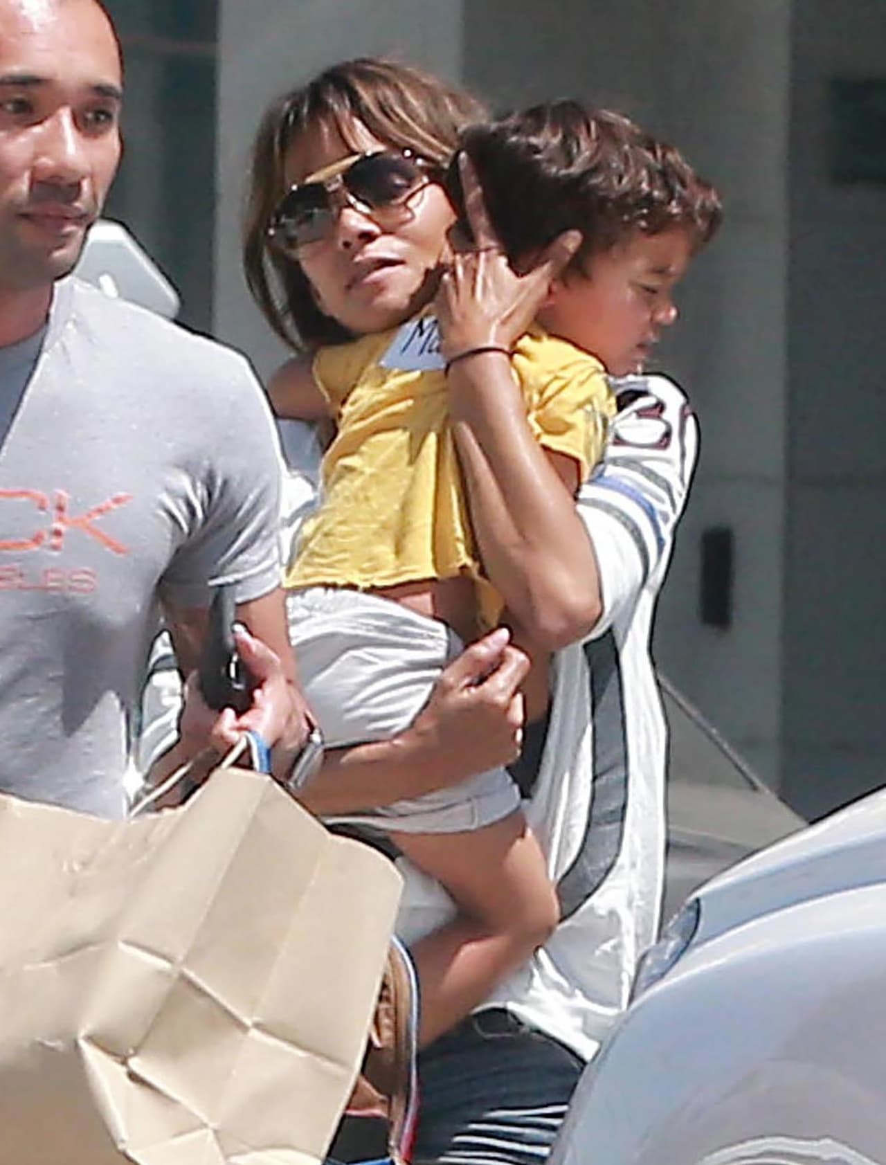 La estrella de Hollywood al ver las cámaras intentó cubrir a su pequeño.