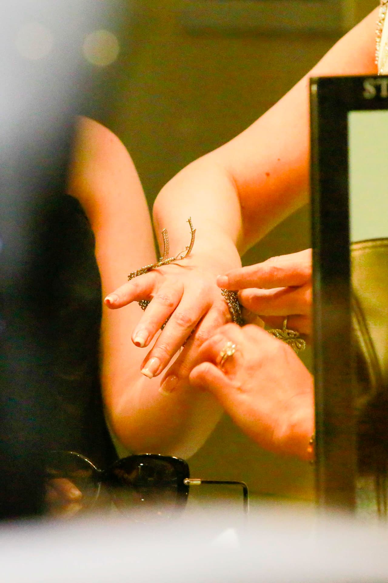 Le encanta ver cómo lucen sus manos con estas piedras preciosas, que seguramente valen miles de dólares.