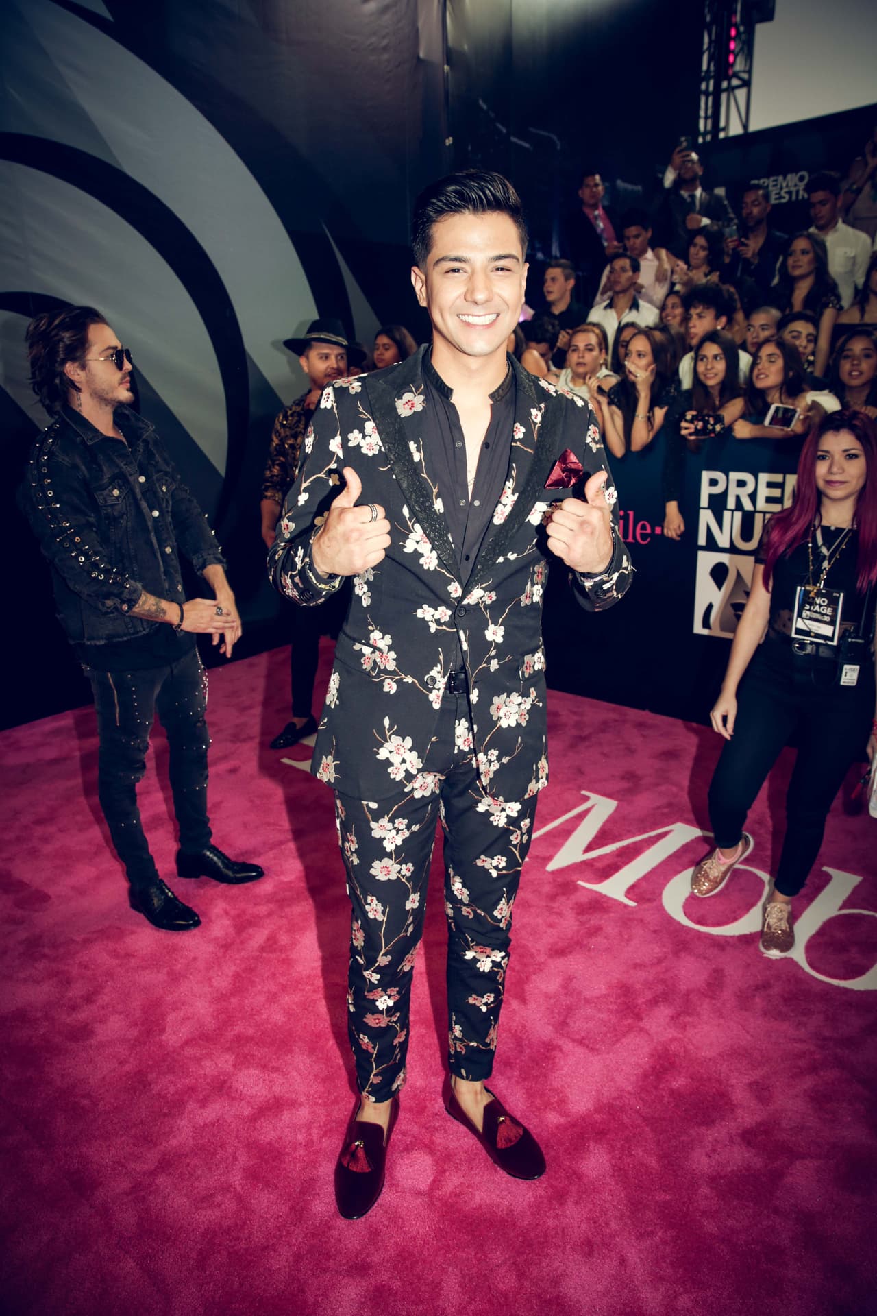 Luis Coronel en un traje estampado de flores.