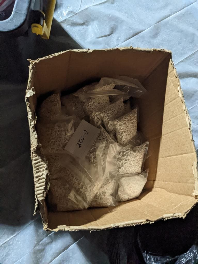 Las autoridades revelaron el condado y la ciudad del operativo, más no la dirección de la narcocasa en donde operaba el laboratorio clandestino y centro de distribución de las píldoras adulteradas.