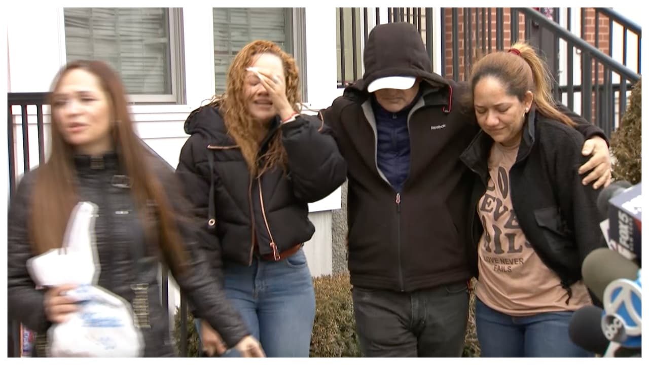 Entre lágrimas, Jenny Taveras, hermana de la difunta, explicó a Gary Menson de Noticias 41, que
<b>su hermana era “la persona más dulce que nadie haya conocido”</b>. Que por eso, vivían en la misma cuadra, ya que más que hermanas eran “vecinas y las mejores amigas”.
<br>