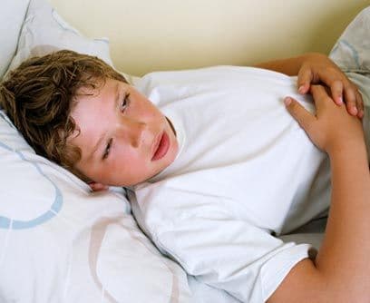 Los niños con fobia escolar pueden tener ansiedad de separación, miedo de estar lejos de sus padres, una fobia social, un miedo desmedido a ser juzgado, llamado en clase o a que se burlen de ellos. Puede tener una fobia específica: miedo a viajar en el autobús, caminar cerca de un perro o estar fuera de casa en una tormenta. Otros niños están deprimidos, en algunos casos no puede ni levantarse de la cama.