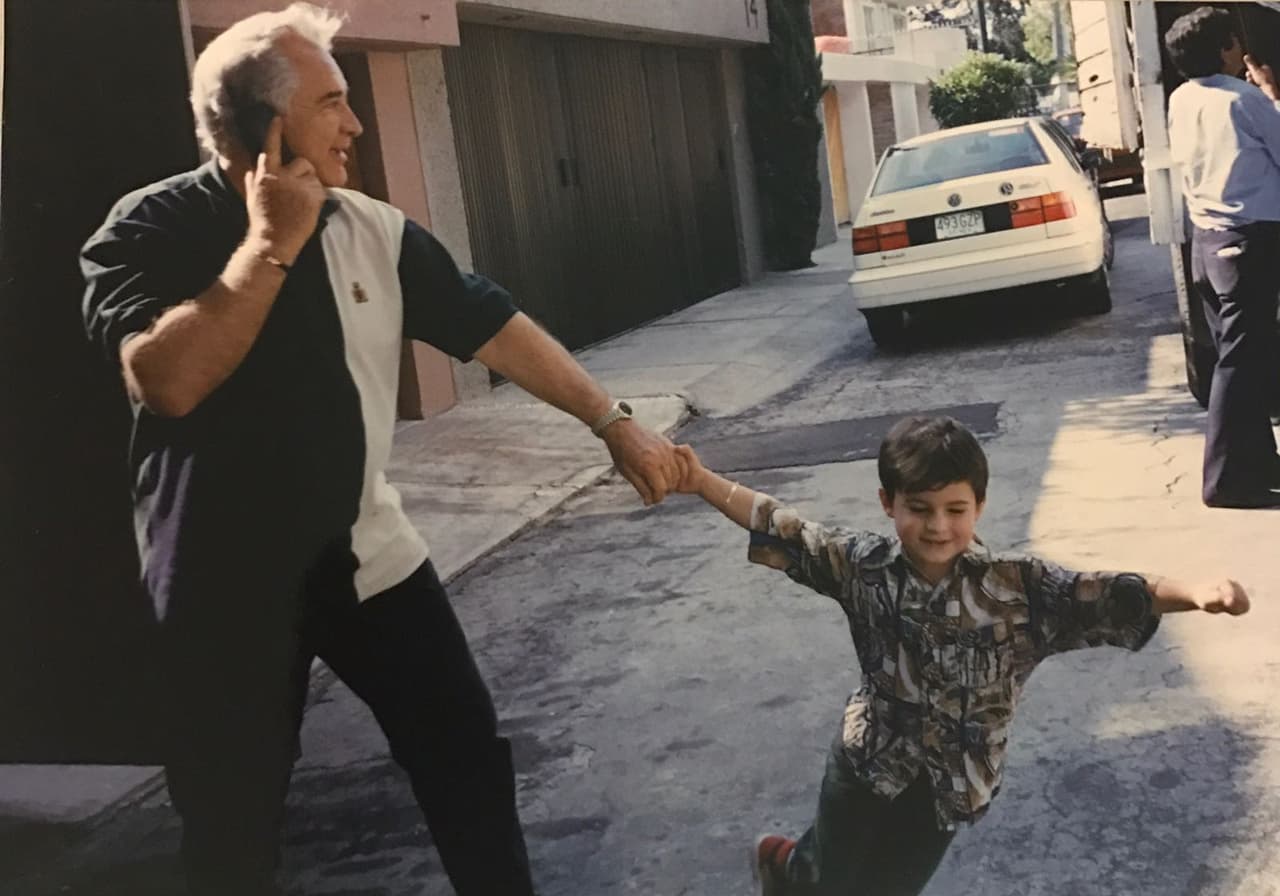 Aquí el actor fuera de su casa, atendiendo pendientes y apresurado por su hijo Aldo, para jugar.