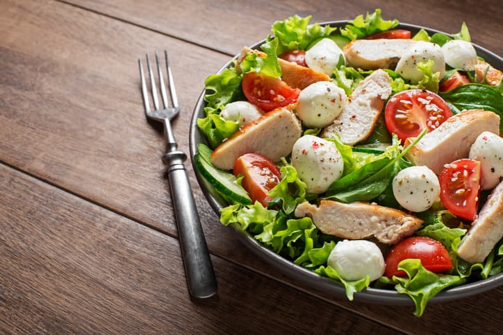 Ensalada verde con pavo, tomate y mozzarella | Reto 28