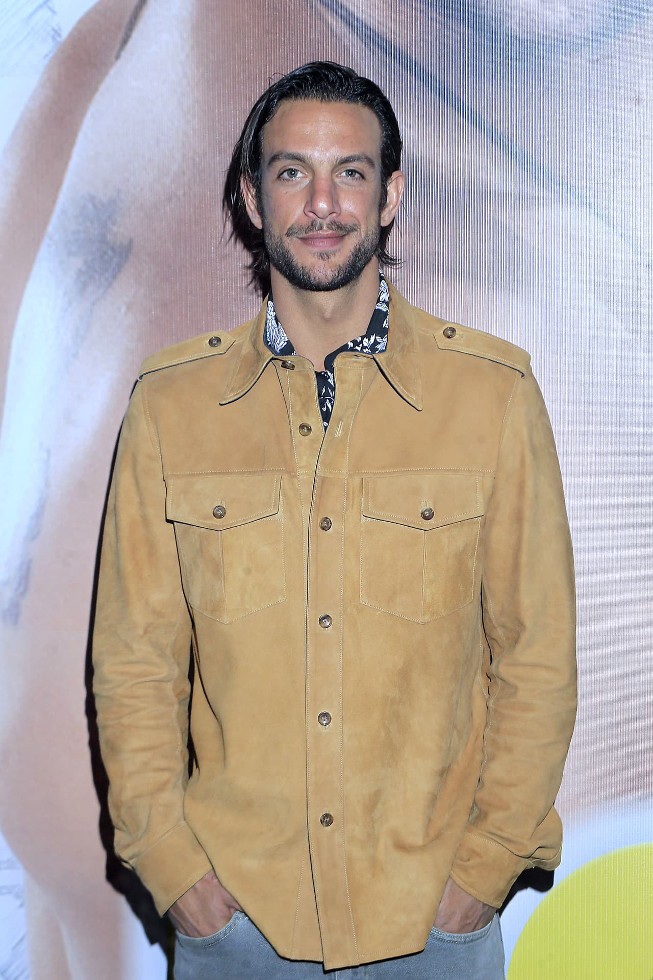 Joaquín Ferreira es Valentín Hernández Hernández, un hombre noble pero con una personalidad compleja y que no teme usar sus armas: la seducción y su inteligencia. Vivirá del juego y las apuestas, y en continuo riesgo, hasta que llega a su vida Flor quien lo cambiará todo.