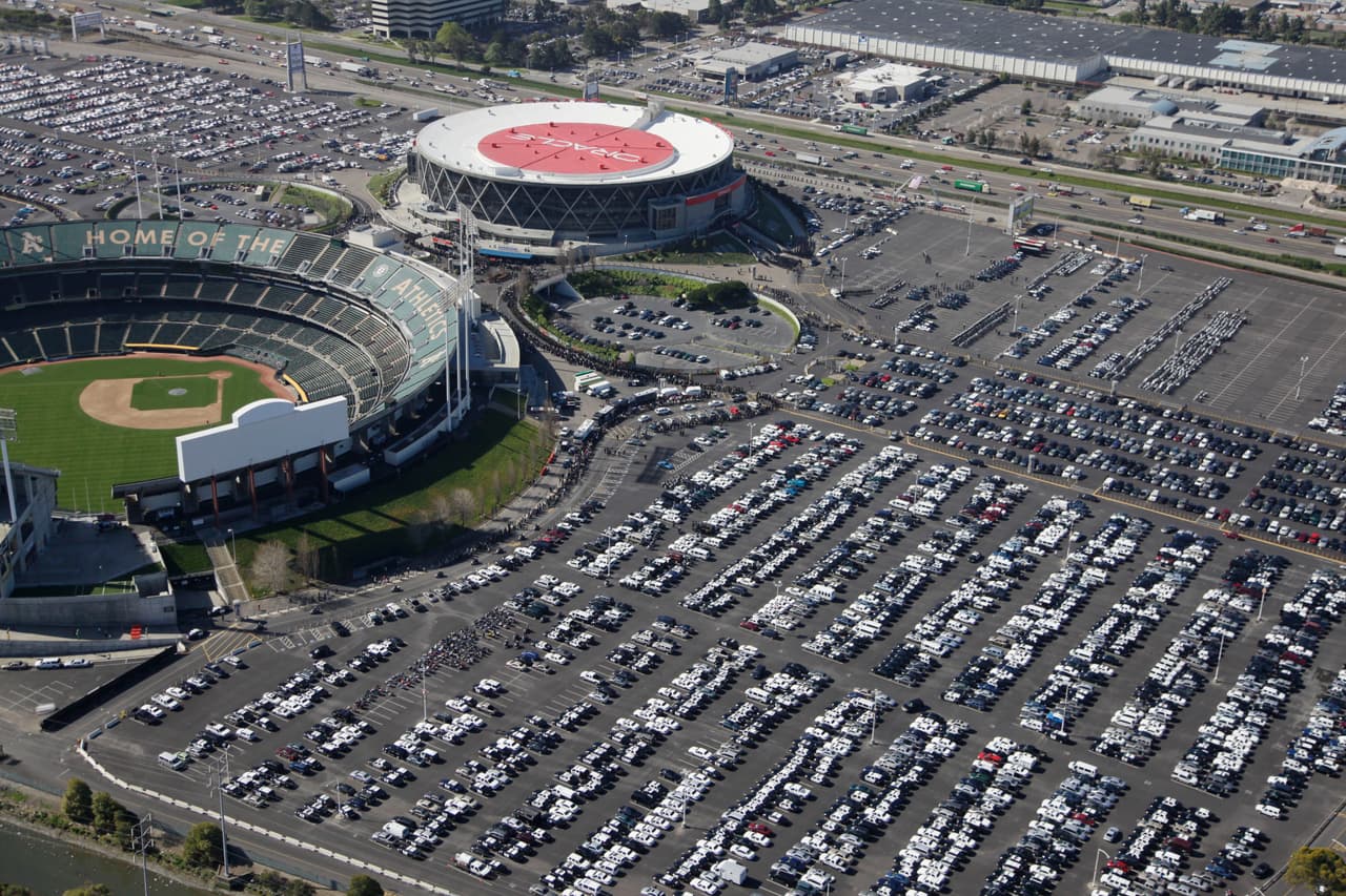 Una toma aérea en la que aparece Oracle Arena al lado del Oakland Alameda County Coliseum, que también dejará de albergar pronto los juegos de los Oakland Raiders.