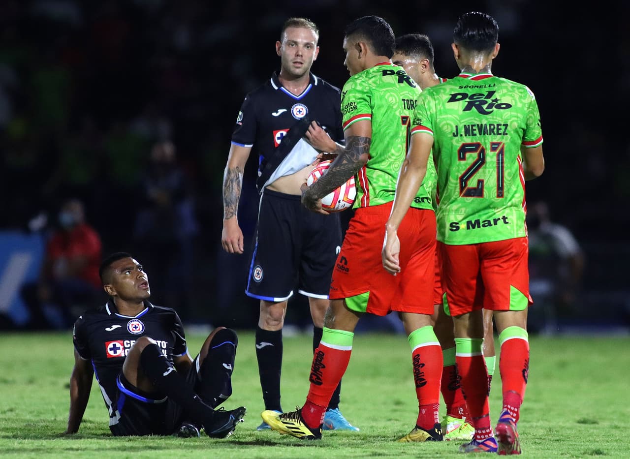 Michael Estrada, de penal, y Gonzalo Carneiro adelantaron a Cruz Azul al final de la primera parte. Pero Bravos apretó el acelerador al 86 y 98 para que Lezcano y Machís, de penal, rescataron el dramático empate en la Jornada 12.