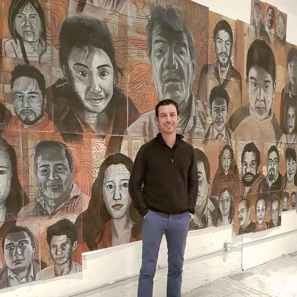 El artista junto a su mural 100 retratos en la Ciudad de México, proyecto que realizó manejando un taxi por la ciudad y entablando historias con sus pasajeros.