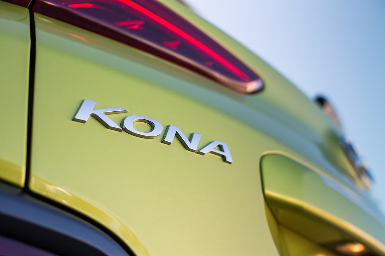 <b>Hyundai Kona 2018</b>
<br>El nombre hace honor a la región de la costa oeste de Hawaii, famosa por recibir a triatletas que buscan emociones fuertes y ponen a prueba su resistencia.