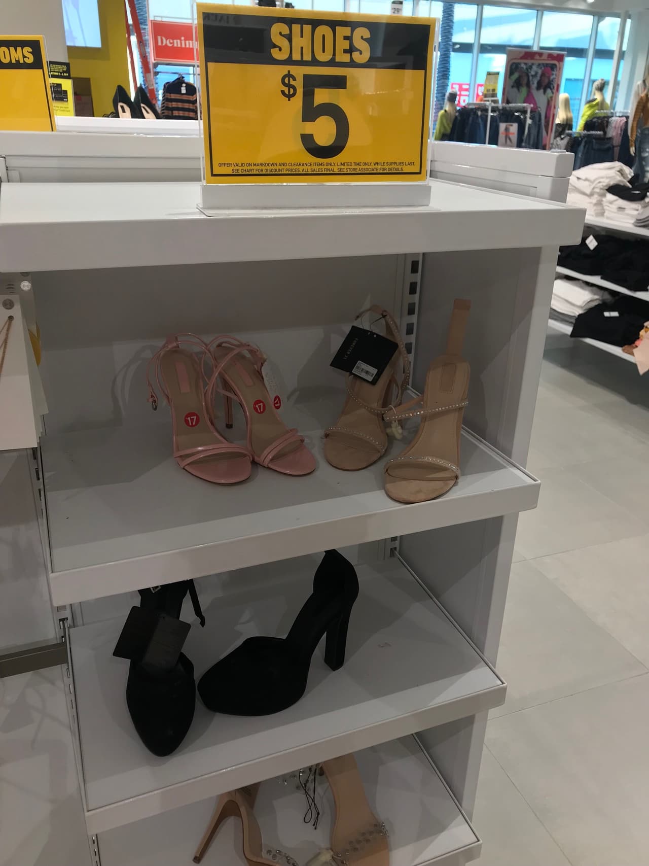 Algunos zapatos y prendas de vestir ahora cuestan sólo $5 dólares.