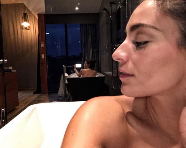 Deleitó la pupila de los caballeros con esta imagen donde aparece dentro de la bañera y reflejada en un espejo.