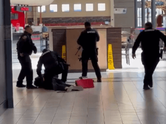 Un youtuber, conocido por sus bromas en público, recibe un tiro mientras hacía una en un centro comercial