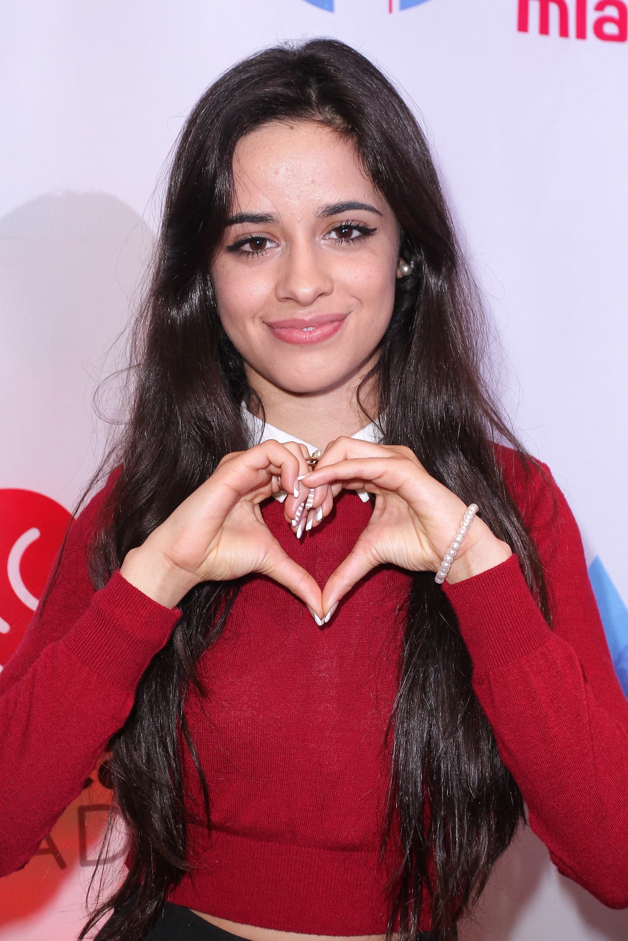 Sus padres le hicieron creer que venía a divertirse, a conocer a Mickey y a Minnie Mouse, para no generarle tensión en el proceso y 
<b><a href="https://www.univision.com/musica/camila-cabello-no-lloro-cuando-se-fue-de-fifth-harmony-pero-si-derramo-lagrimas-por-justin-bieber">evitarle una gran tristeza</a></b>, pues don Alejandro Cabello, por ser ciudadano mexicano, dependía del otorgamiento de una visa para estar junto a ellas.