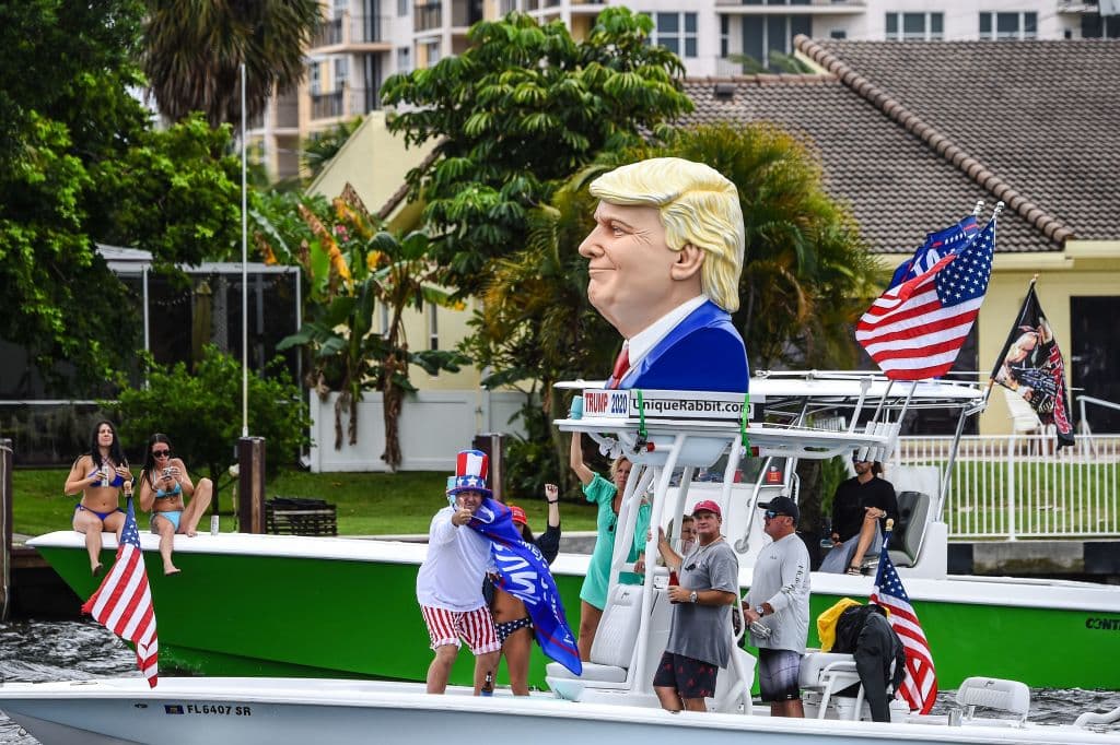 Otro bote con seguidores de Trump. 
<b>Además del presidente, están contagiadas con coronavirus otras figuras republicanas, como el exgobernador de Nueva Jersey, <a href="http://uni.vi/Tyri102ojJh" target="_blank">Chris Christie, quien este sábado por la tarde informó que ingresó al Centro Médico Morristown</a> </b>como "medida de precaución" 
<b>debido a que tiene un historial de "asma".</b>