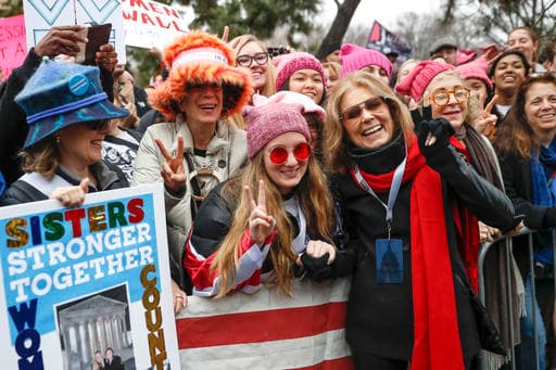 El emblema del feminismo, Gloria Steinem, llegó a la marcha de Washington y tomó el micrófono para alentar a las miles de personas asistentes: “Quiero agradecer el trabajo visionario de las que organizaron esta marcha, gracias por entender que debemos poner nuestros cuerpos en lo que nos importa, unificarnos con aquellos y aquellas que no tienes computadores o electricidad pero tienen el mismo sueño”.
<br>
<br>Foto: GettyImages
