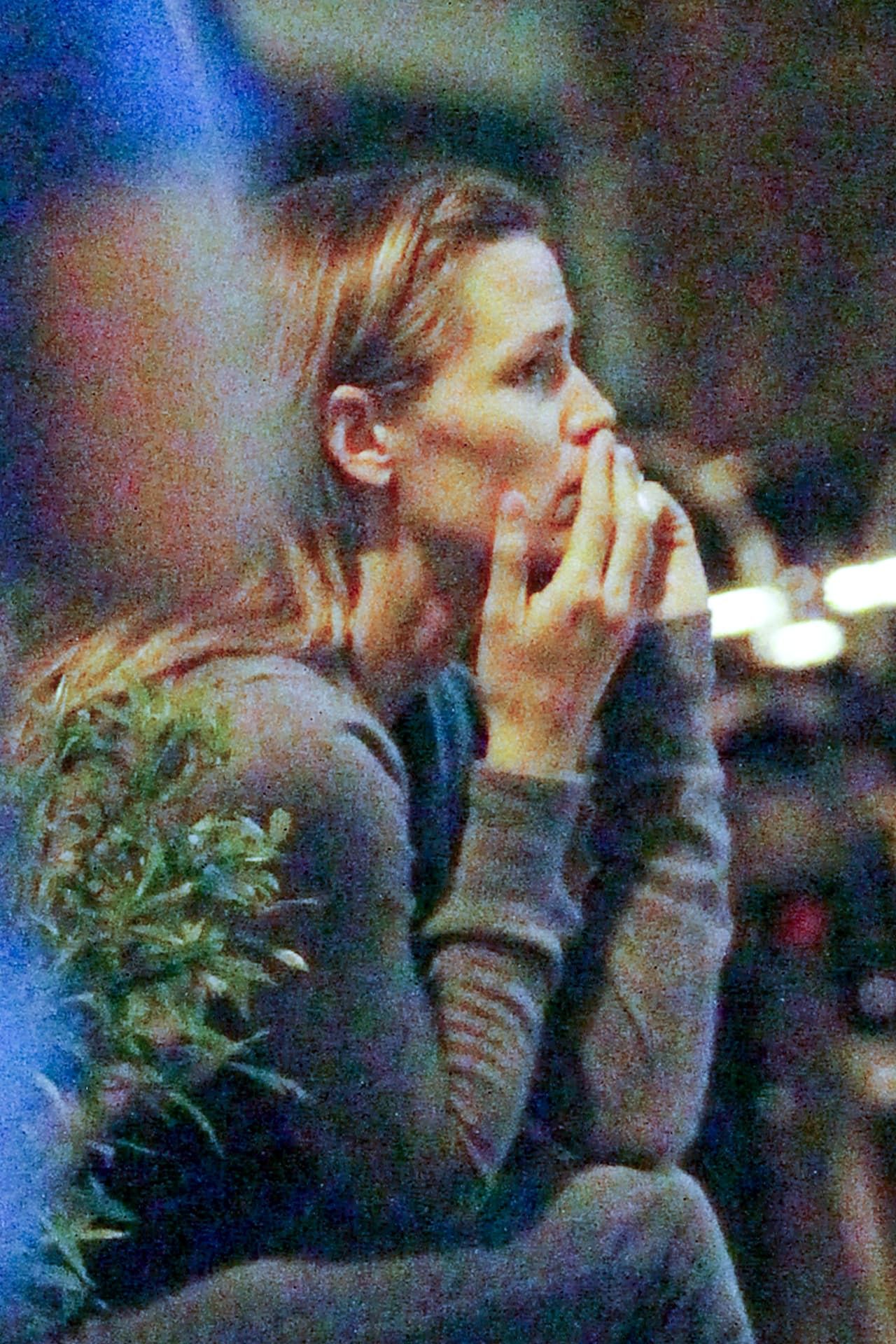 Pero lo que llamó la atención de los fotógrafos es que la actriz estaba muy triste.