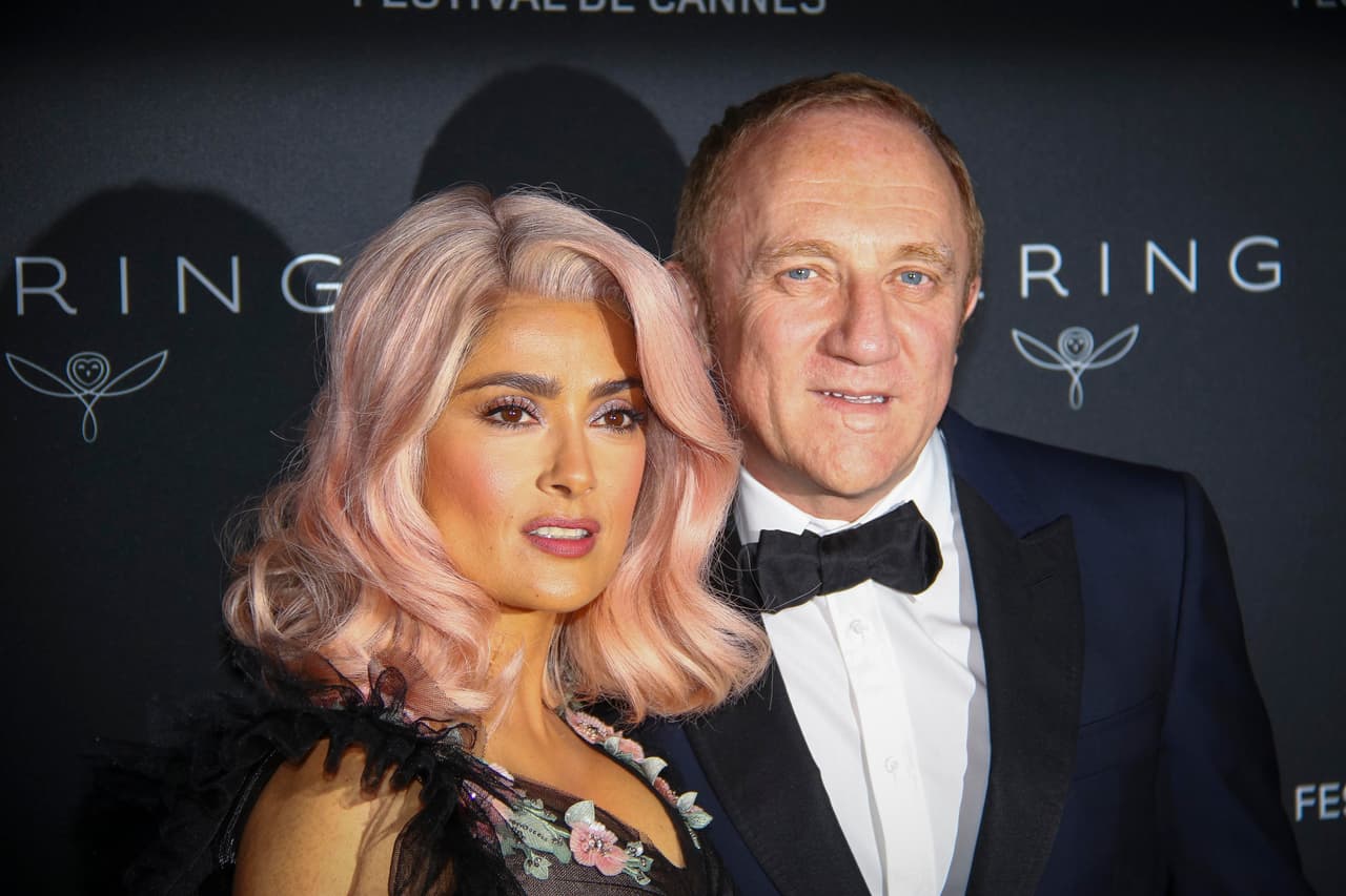 Salma Hayek sorprendió en el festival de Cannes luciendo un look muy distinto a su habitual cabello negro.