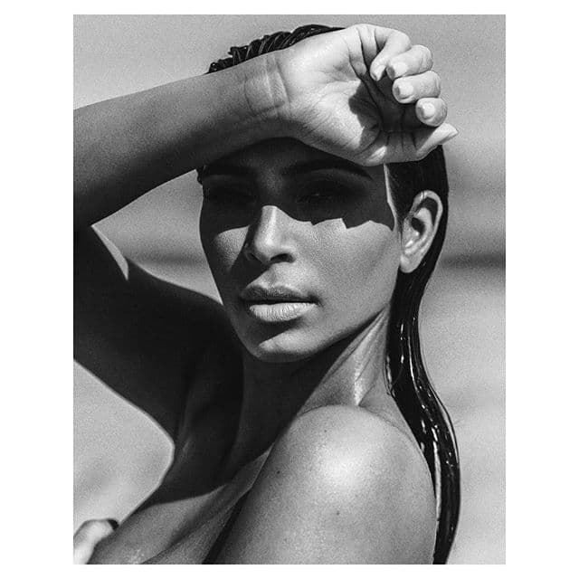 Mostrándose casi sin maquillaje y con muy poca ropa, una vez más Kim luce como una reina.