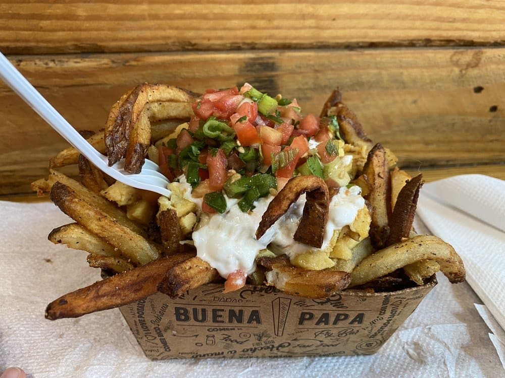 <b>Buena Papa Fry Bar </b>
<br>Dirección: 411 W Morgan St. Raleigh, NC. 27603
<br>Sitio web: 
<a href="https://www.morganfoodhall.com/vendors/buena-papa-fry-bar/">https://www.morganfoodhall.com/vendors/buena-papa-fry-bar/</a> 
<br>
<b><a href="https://www.yelp.com/map/buena-papa-fry-bar-raleigh">Cómo llegar</a></b>
<br>
<br>En Yelp, una usuaria dijo: “Si te encantan las papas fritas ven aquí. Las papas fritas están frescas y calientes. Si no te gusta lo que hay en el menú, te permiten crear una combinación propia”.