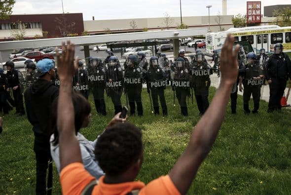 Los manifestantes portaban carteles en los que se pedía "Cerrar la ciudad" y se leía un lema que ha sido adoptado como grito contra el racismo y la brutalidad policial: "Las vidas negras importan".