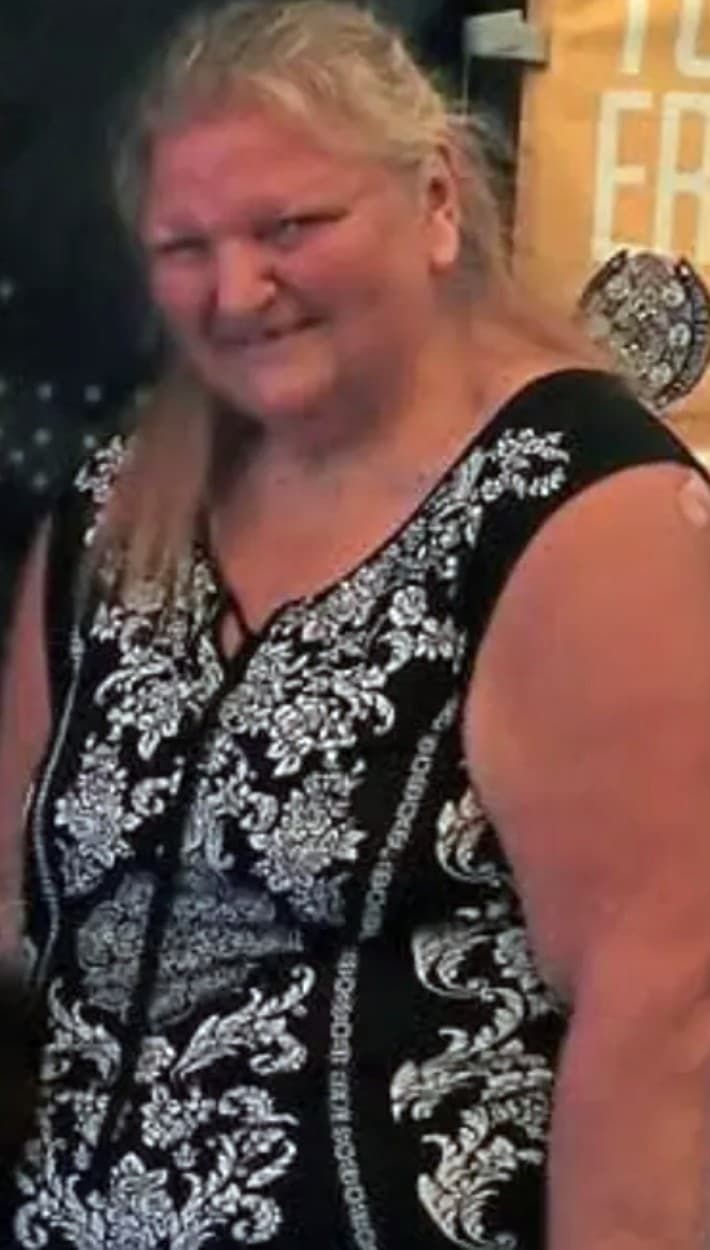 <b><a href="https://www.univision.com/noticias/buscaba-a-su-gato-y-desaparecio-las-autoridades-creen-que-cayo-en-un-socavon-abierto-bajo-sus-pies-video" target="_blank">Elizabeth Pollard</a></b> viajaba en su auto rumbo a su casa, en compañía de su nieta de 5 años. La pequeña se quedó dormida, así que cuando despertó no sabía 
<b>qué había pasado con su abuela</b>. La mujer había dicho que iba a buscar a 
<b>su gato Pepper</b>.