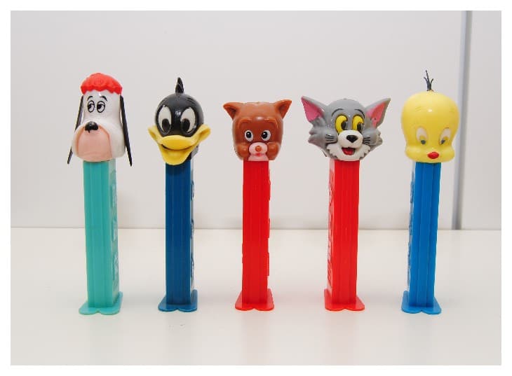 <b>Dispensador de caramelos PEZ. </b>Inicialmente era un caramelo de menta. De hecho, el nombre PEZ deriva de la palabra alemana
<b> </b>
<i>Pfefferminz</i> (menta). Lo que los hizo tremendamente populares -una popularidad que continúa hoy- fueron los dispensadores con las cabezas de personajes como Mickey Mouse o Pluto. Un coleccionable que, además, entretiene a los más pequeños.