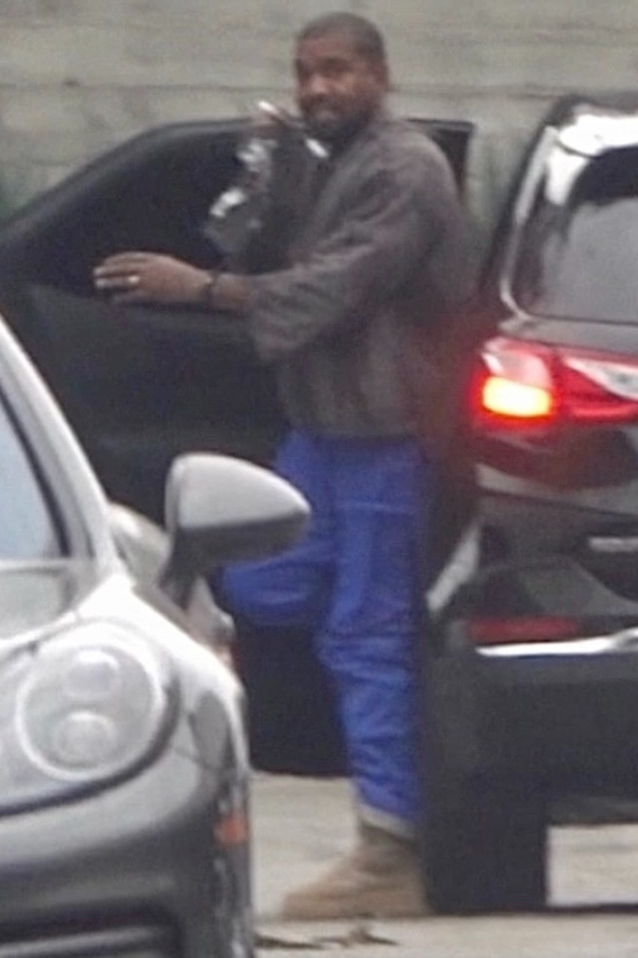 A principios de marzo pasado se le vio muy sonriente al arribar a su oficina en Calabasas, California, en medio del divorcio de su esposa. 
<br>