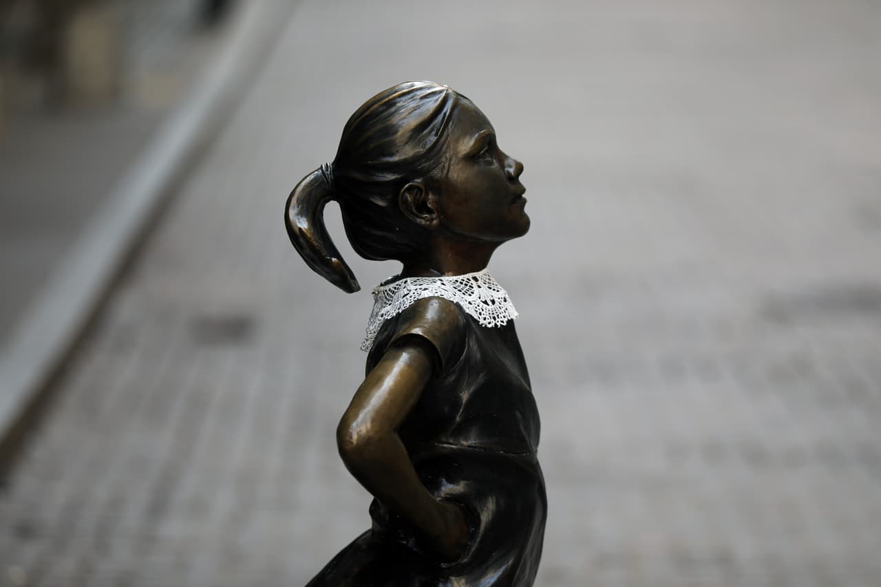 La estatua de la 'Niña sin miedo' fue erigida en el Distrito Financiero en el Día Internacional de la Mujer en 2017, pareciendo mirar hacia la estatua del Toro de Wall Street. Más tarde fue colocada frente a la Bolsa de Valores de Nueva York.