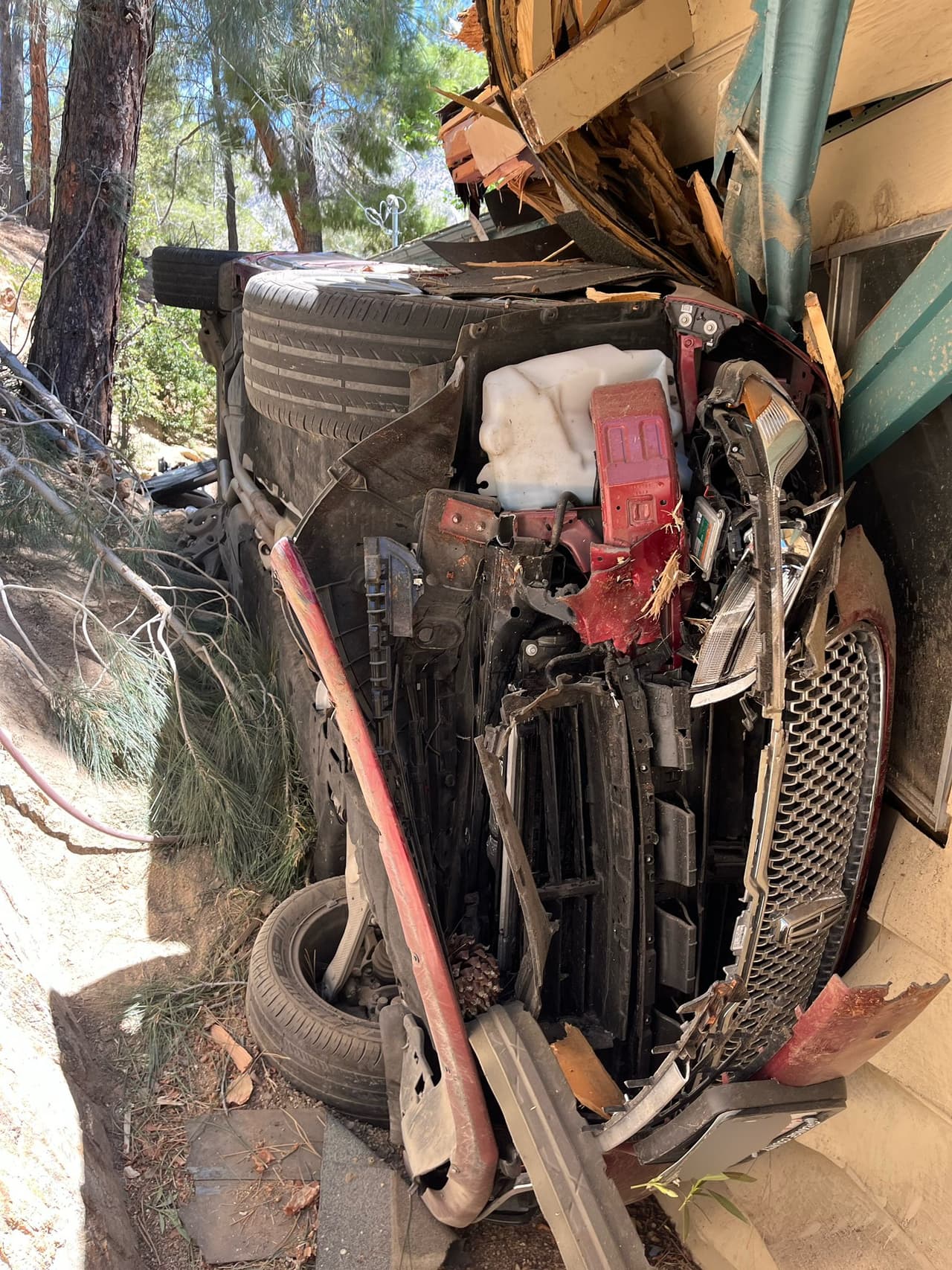 El auto se encontraba casi destrozado según el informe del Departamento, hubo una pérdida de $20,000. El conductor estaba atrapado y tuvieron que realizar varias maniobras para poder sacarlo.