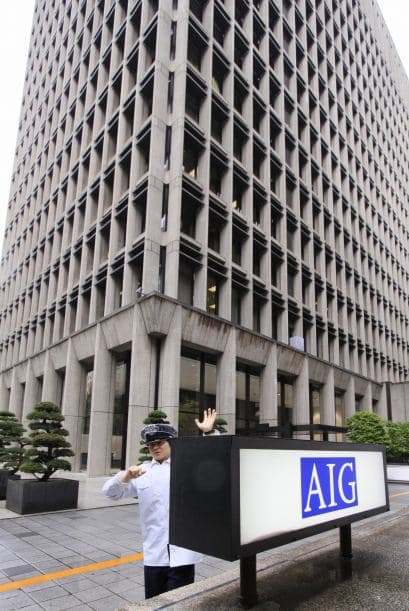 AIG " La aseguradora se ha visto en una serie de escándalos con el gobierno de Estados Unidos. A finales de noviembre pasado, el ex director de la institución financiera, Maurice Greenberg, ahora líder de Starr International, demandó al gobierno a nombre de esta última empresa, por tomar activos valiosos de los accionistas de AIG sin su consentimiento o sin la justa compensación, a cambio del 80% de participación del gobierno en la compañía.
