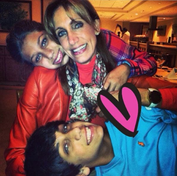 Lili comparte fotos de Lorenzo y Lina en tiernas situaciones, sobre todo de sus 
<b><a href="https://www.univision.com/shows/el-gordo-y-la-flaca/ahora-le-toco-a-lili-estefan-se-fue-de-vacaciones-al-hotel-mas-famoso-del-mundo-fotos">vacaciones familiares</a></b>.