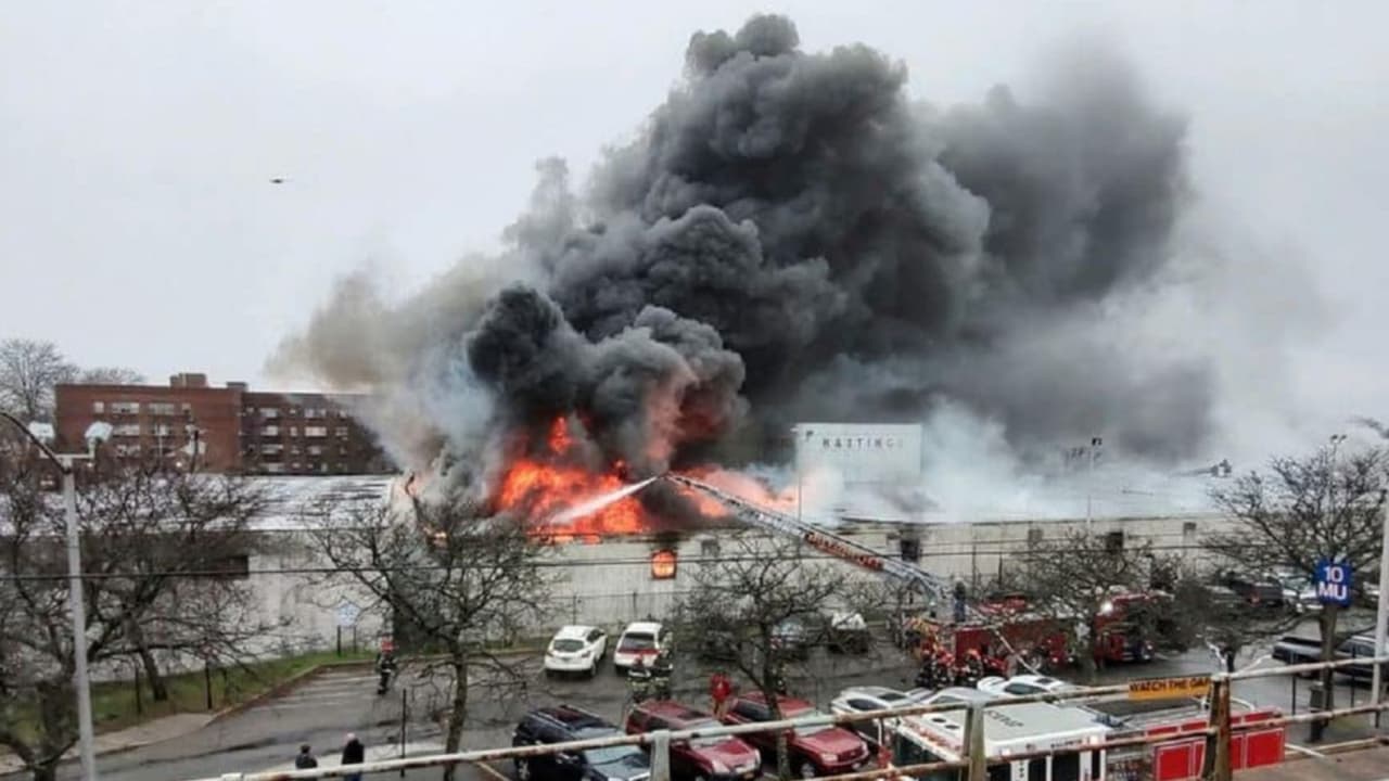 Incendio destroza una instalación de ambulancias en Long Island; 3 heridos