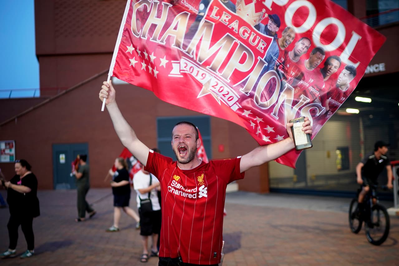 Las banderas con la leyenda de 'Champions' se hicieron presentes y fueron ondeadas con orgullo.