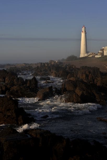 Unos 50 kilómetros al oeste se levanta el faro del Cabo Santa María, en La Paloma, inaugurado en 1874, tras la conmoción que causó el naufragio del buque francés 'Lise Amelie', en 1868. El faro de José Ignacio, otros 40 kilómetros más al oeste, fue inaugurado en 1877 tras varios hundimientos, entre ellos el del barco inglés 'Liffey', en 1874.