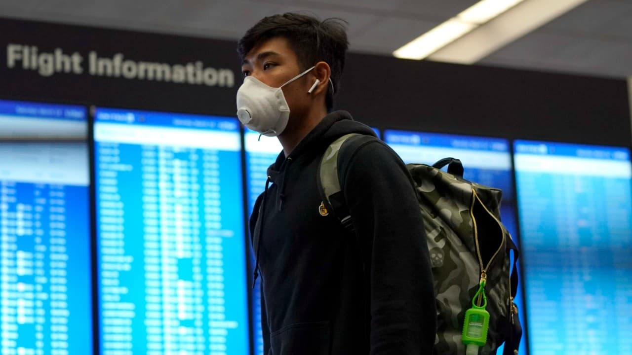 <b>La llegada a tu destino.</b> No olvides siempre mantener una sana distancia con los demás pasajeros mientras esperan para salir del avión y recogen sus maletas. Por lo general, en tiempos de pandemia el descenso de la aeronave se hace de manera escalonada. Evita tocar superficies comunes y lava tus manos al llegar al aeropuerto. Si vas a hacer un viaje internacional,
<a href="https://travel.state.gov/content/travel/en/traveladvisories/ea/covid-19-information.html" target="_blank">verifica cuáles son las restricciones de salud</a> en el país al que irás.