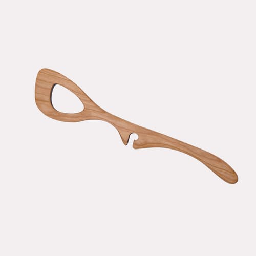 Jonathan Simons lleva experimentando y mejorando su colección de cucharas los últimos 38 años. Una gran colección hecha de madera de cerezo tallada a mano, diseñada para para ser de gran utilidad sin dejar de lado la estética o la calidad. Este modelo es para preparar risotto y está disponible en modelos para diestros y zurdos. La ranura de esta cuchara le permite descansar sobre un recipiente o una olla.| De venta en:
<a href="Jonathan Simons lleva experimentando y mejorando su colección de cucharas los últimos 38 años. Una gran colección de madera de cerezo y a mano, diseñada para para ser de gran utilidad sin dejar de lado la estética o la calidad. La ranura de esta cuchara le permite descansar sobre un recipiente o una olla. "> <b>thewoodspoon, </b></a>$22