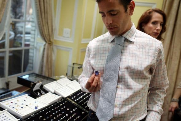 Arnstein Michael, director general de Natural Sapphire Co. de Nueva York, se ha presentado con Kate Middleton después de que el principe William le propuso matrimonio.