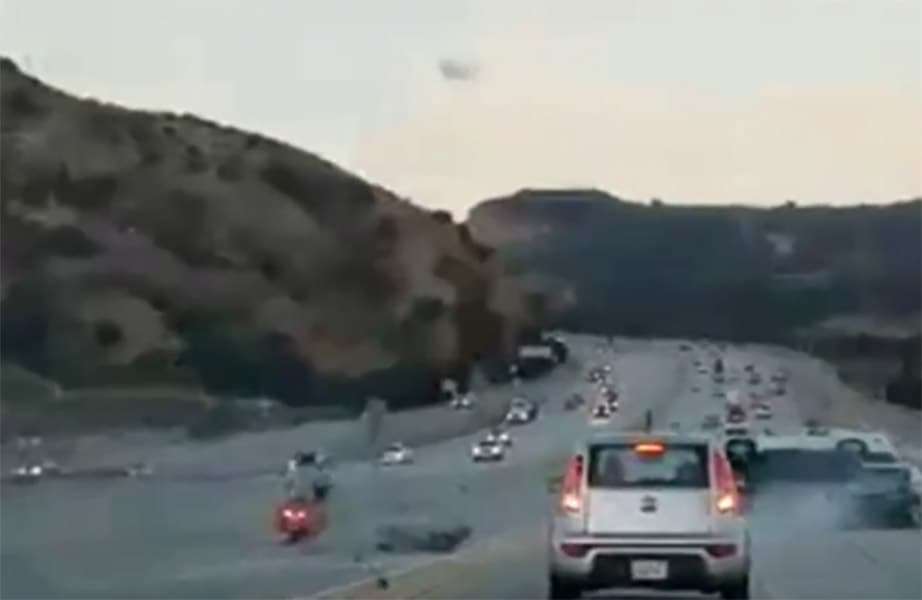 Cuando la maniobra no funcionó, el conductor nuevamente giró su carro hacia la motocicleta y es en ese momento cuando se estrelló contra el divisor, perdió el control y se desvió chocando contra una camioneta blanca, que a su vez terminó volcándose. La persona abordo de la moto abandonó la escena del choque.