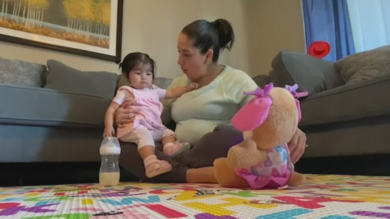 <b>Bebé que tenía covid-19 pudo haber contagiado a 16 miembros de su familia</b>
<br>
<br>La pequeña Julia fue la primera que presentó fiebre. Posteriormente miembros de su familia, que la cargaban, comenzaron a sentir los síntomas del virus. Ahora el padre y el hijo se encuentran internados de emergencia en un hospital.