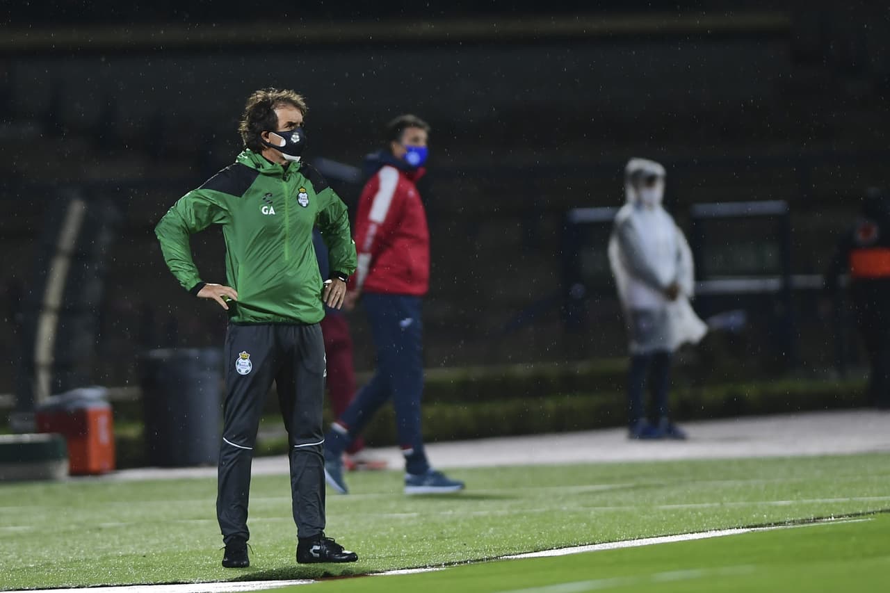 Carlos Acevedo evitaba el segundo tanto de Cruz Azul hacia los 70’ de juego.