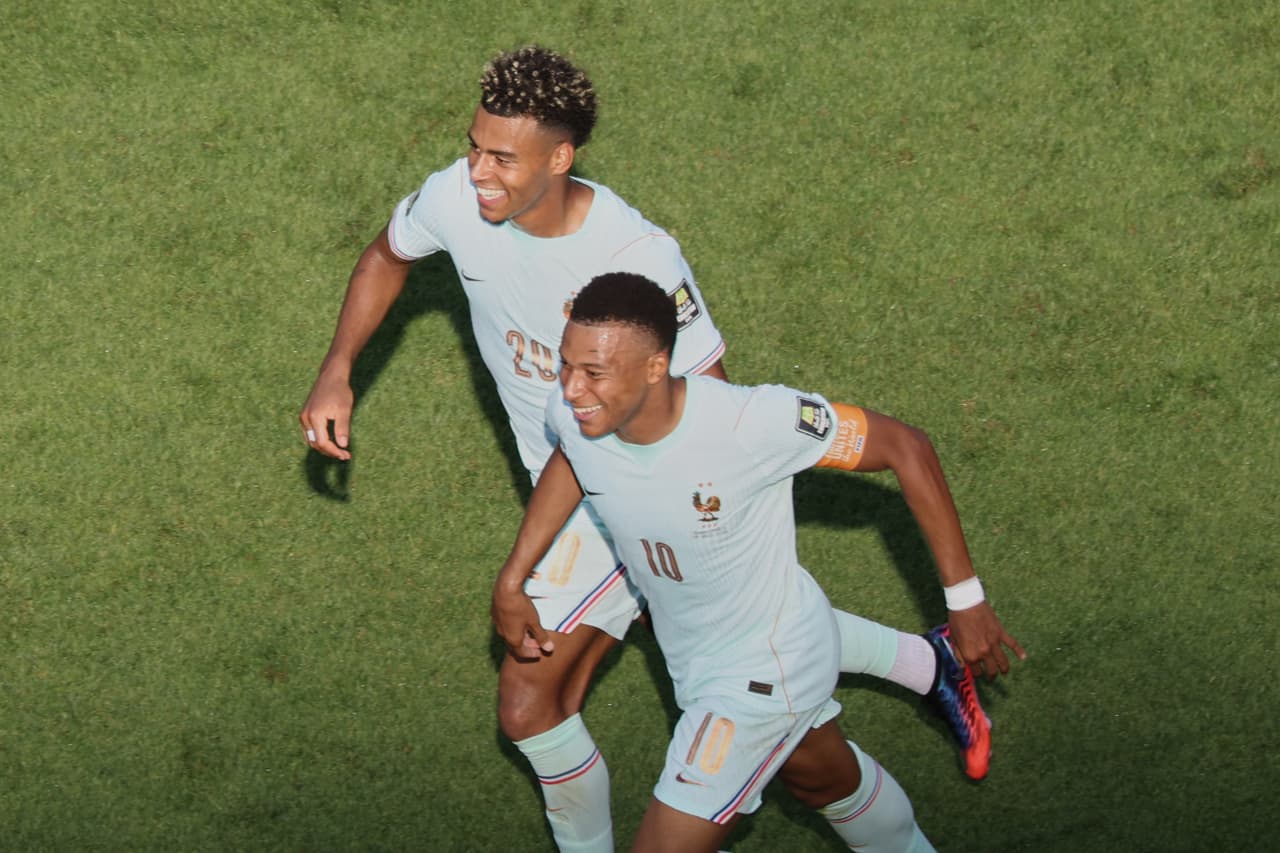 Kylian Mbappe y Desire Doue festejan juntos el segundo gol.